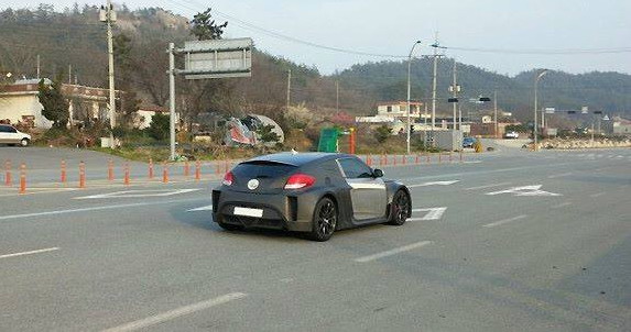 Uslikan Hyundai Veloster Turbo sa centralno postavljenim motorom