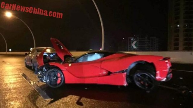 ferrari-laferrari-crash-china-2-660x371