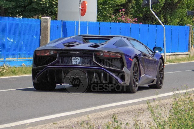 lamborghini_aventador_sv_roadster_1