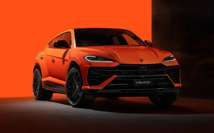 The 2025 Lamborghini Urus SE hybrid wears a fresh, if still familiar, face.  Lamborghini