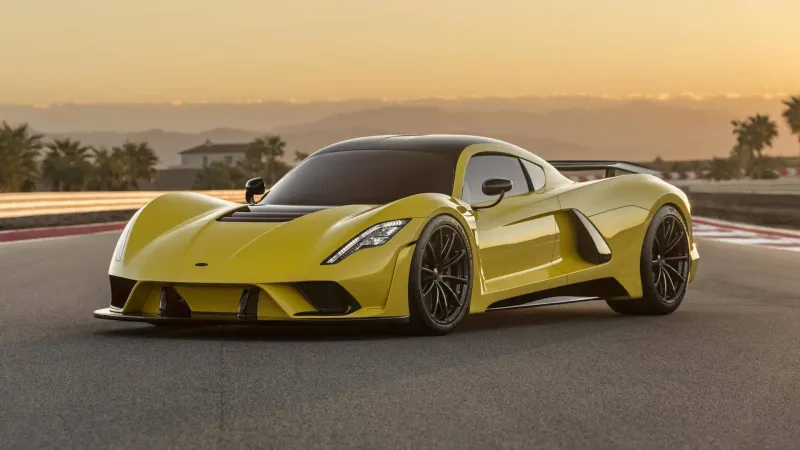 Neko je želeo futrolu za pištolj u svom Hennessey Venom F5