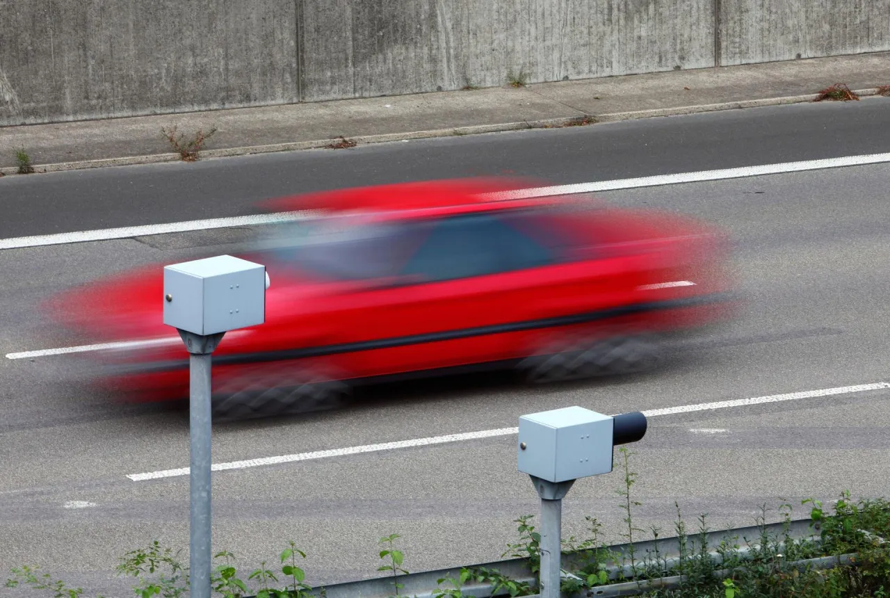 Nesrećni profesor se javio medijima: ‘Moram platiti 300.000 evra kazni za parkiranje i brzinu, a nemam ni auto!‘