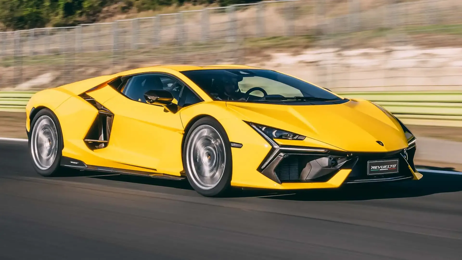 Lamborghini povlači tačno dva Revueltosa zbog potencijalnog rizika od požara