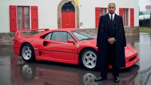 Luis Hamilton pozira sa Ferrari F40 na svoj prvi dan u Maranelu