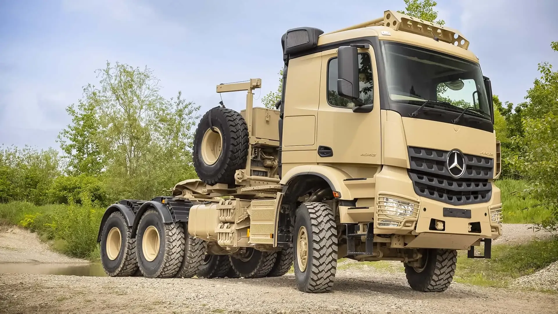 Ovaj vojni 6x6 Mercedes ima motor od 12.8 litara