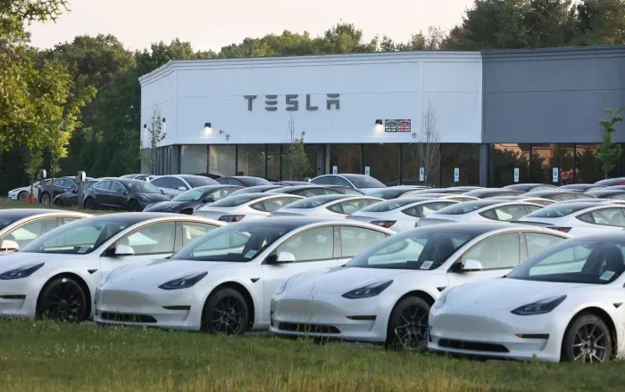 Tesla je izjavio da su gotovo svi automobili koje je prodao u 2024. godini bili modeli 3 i Y. Iznad, Tesla-ina prodajna lokacija u Smithtownu, New York.