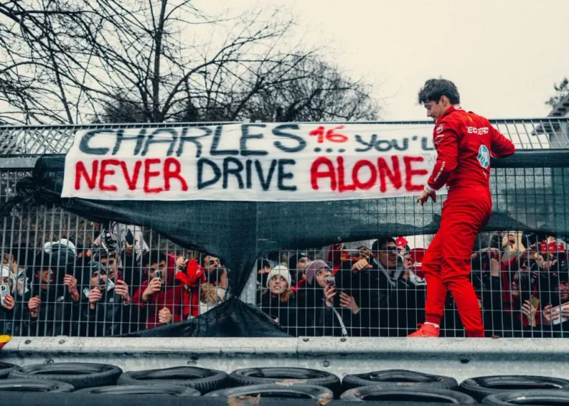 Leclerc je već izgradio snažan odnos sa Ferrari timom i njegovim tifozima, ali trkanje uz Hamiltona doneće novu dinamiku.