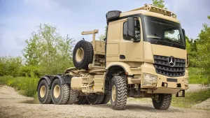 Ovaj vojni 6x6 Mercedes ima motor od 12.8 litara