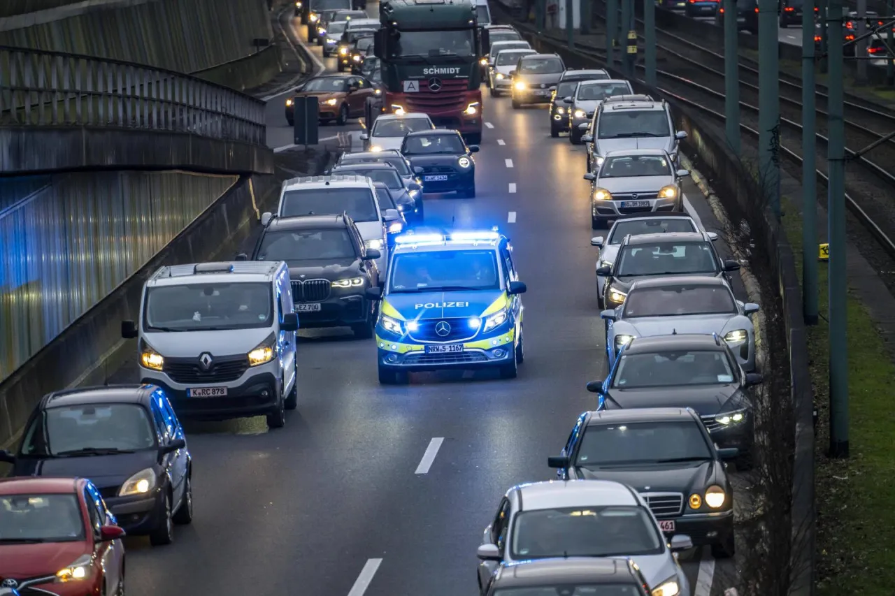 Čak 15 policijskih vozila i dva helikoptera hvatali Mercedes Autobanom